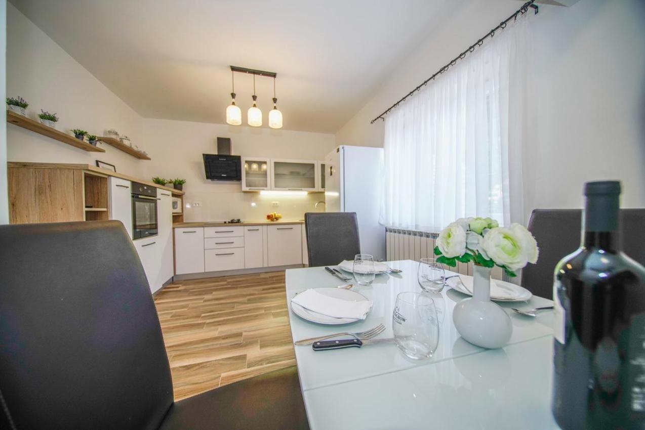 Apartman Mate Splitska Zewnętrze zdjęcie
